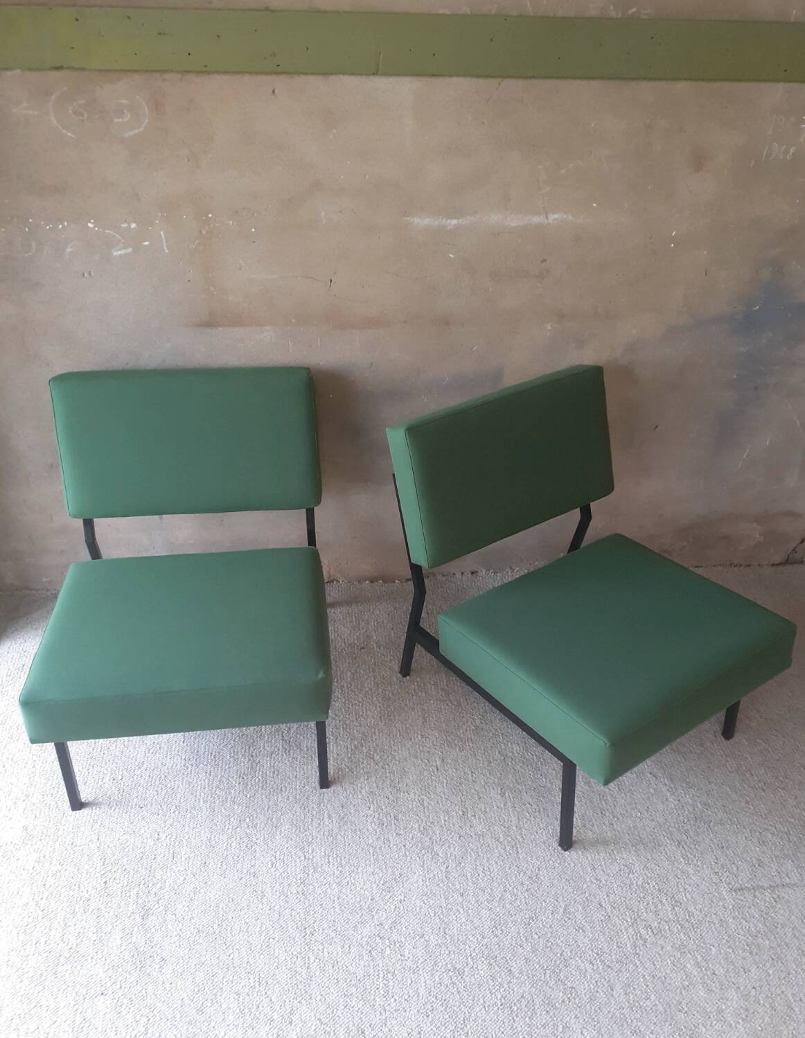 Chauffeuses de style Pierre Guariche, structure métal, années 1960