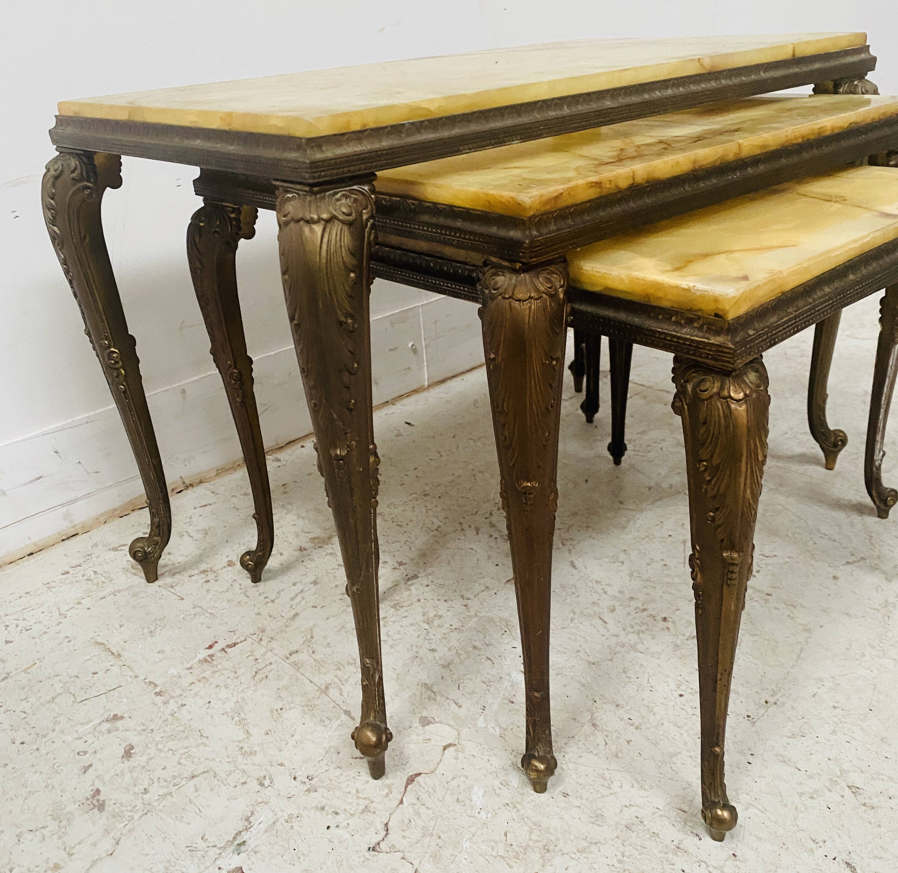 Set of three nesting tables in onyx and brass, 20th century.