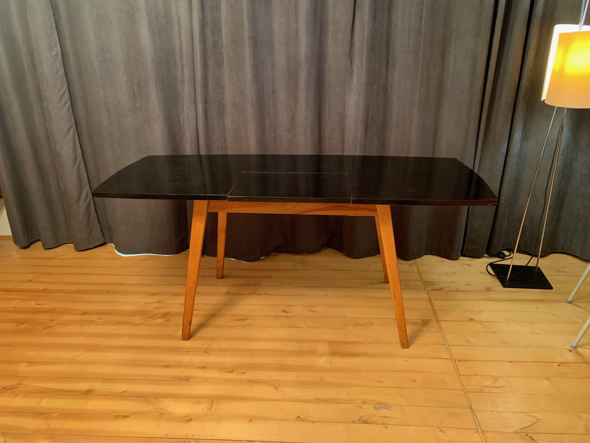 Type 1326 table designed by Stanisław Lejkowskie and Wacław Leśniewski, Poland, 1962