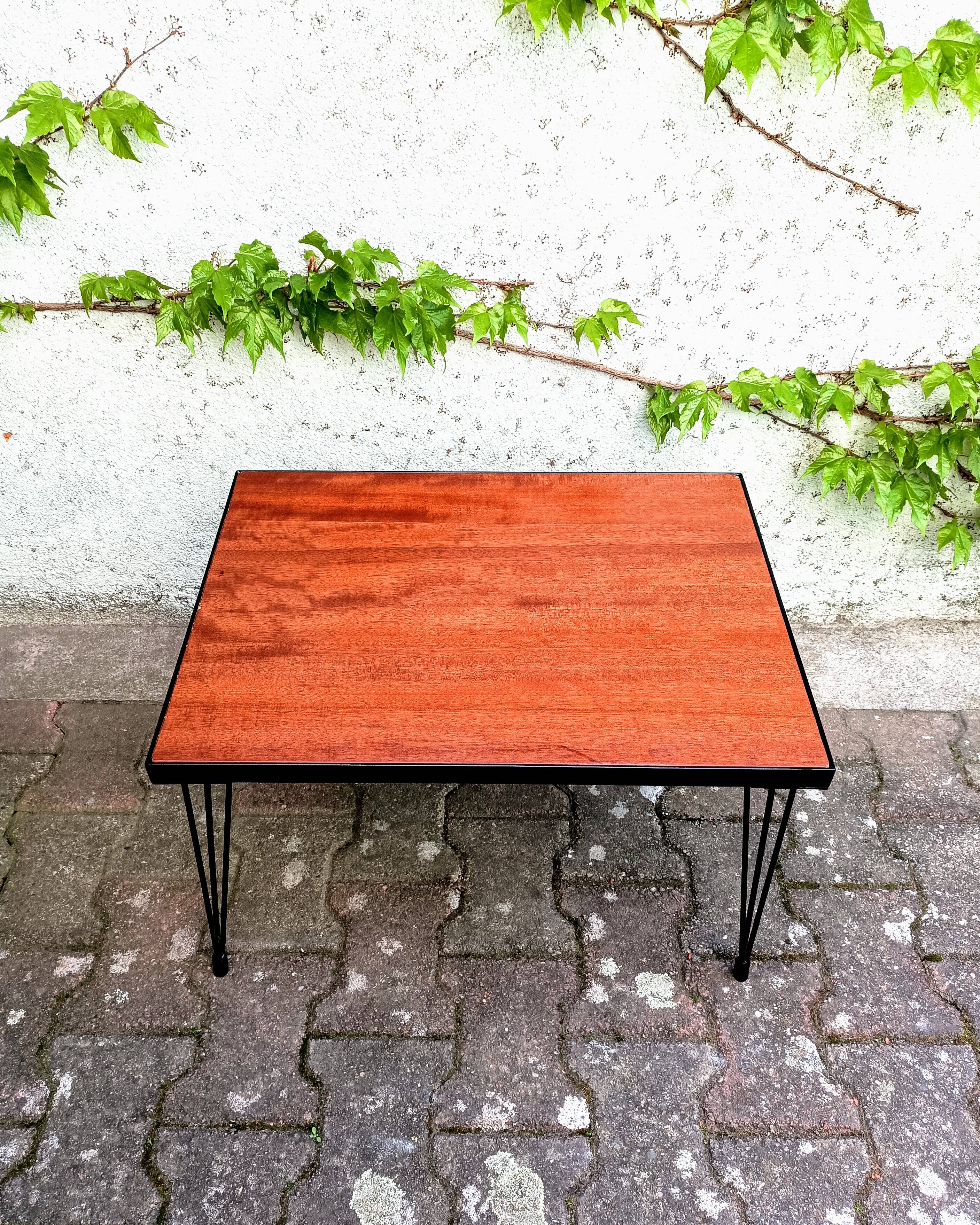 Table basse pieds épingles