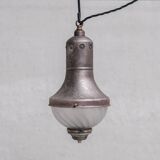 Ensemble de trois suspensions antiques en verre gravé