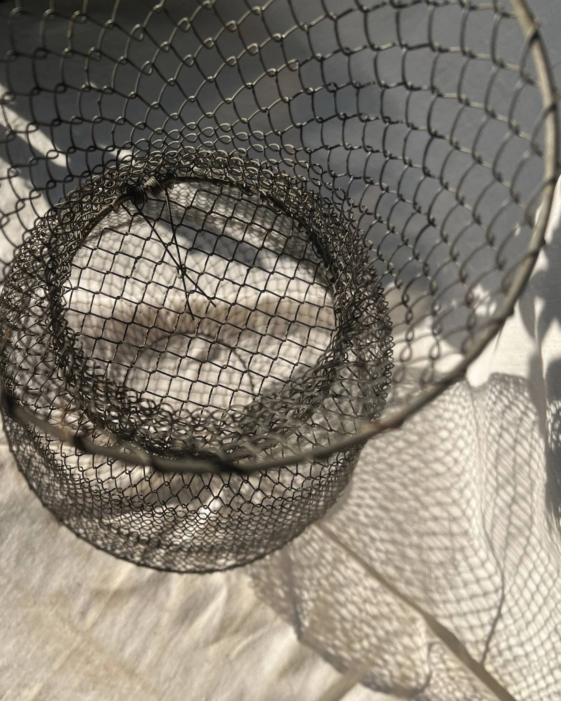 Grand panier de pêche français ancien en fil de fer