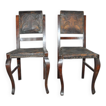 Paire de chaises en cuir brun gaufré avec des clous en laiton et un cadre en bois, années 1900.
