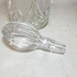 Bouteille en verre sculpté