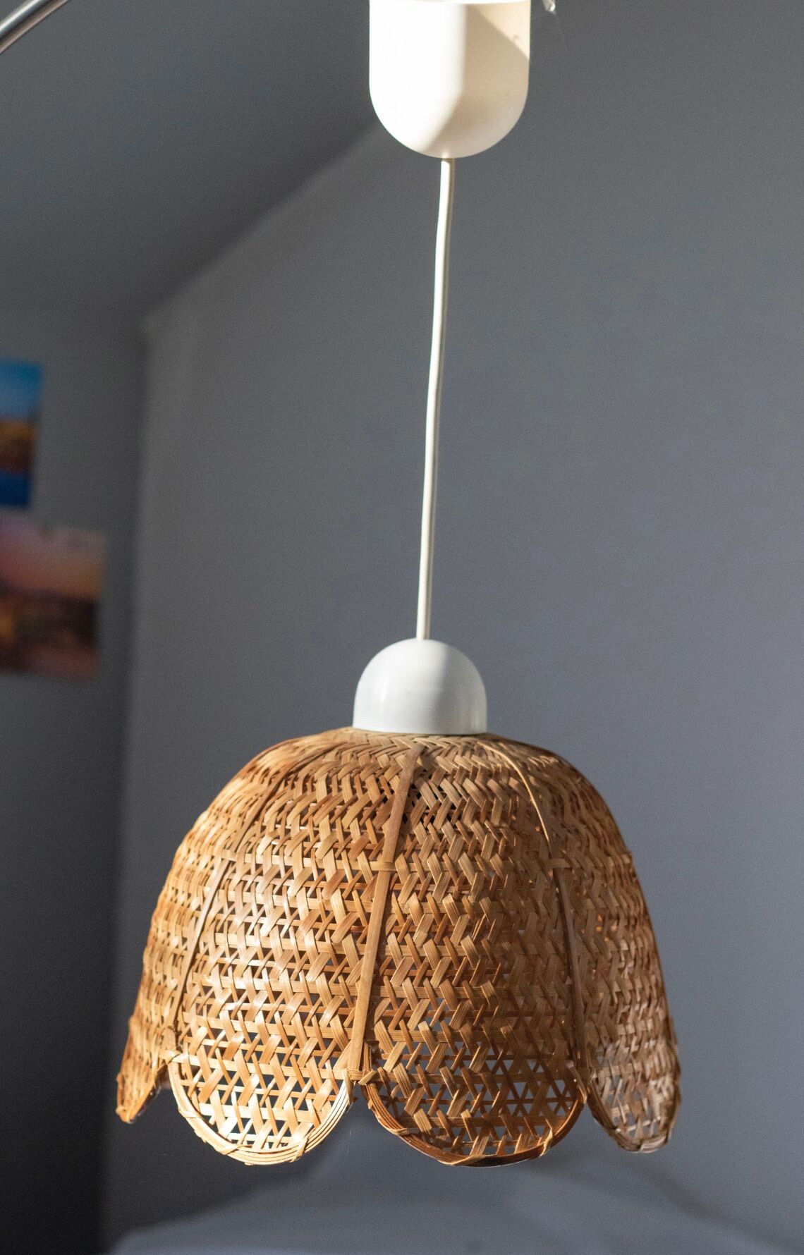 Vintage flower suspension in wicker rattan