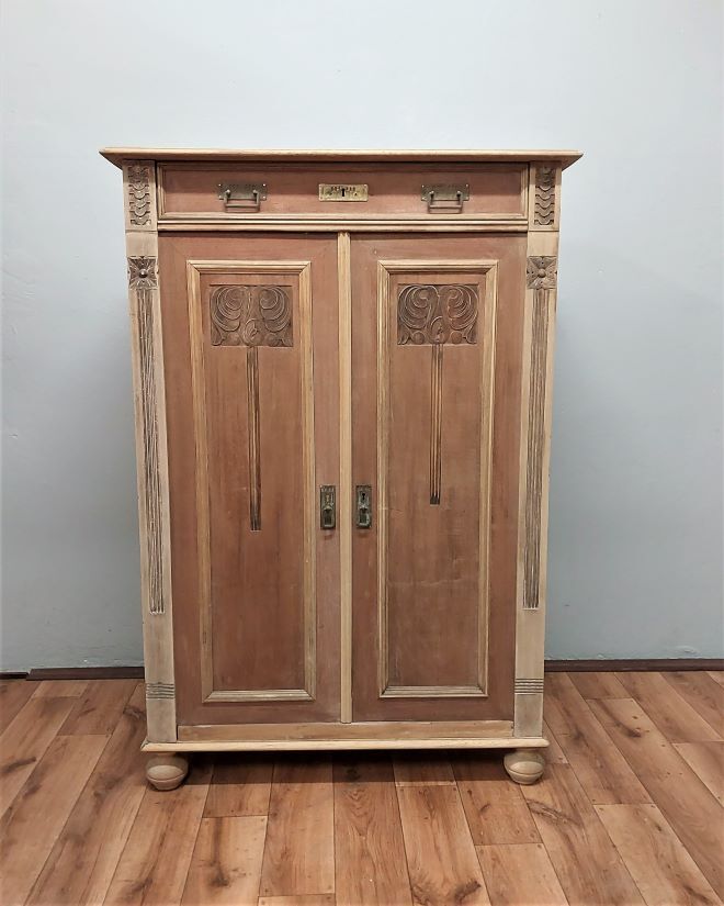 Art Nouveau chest of drawers in walnut