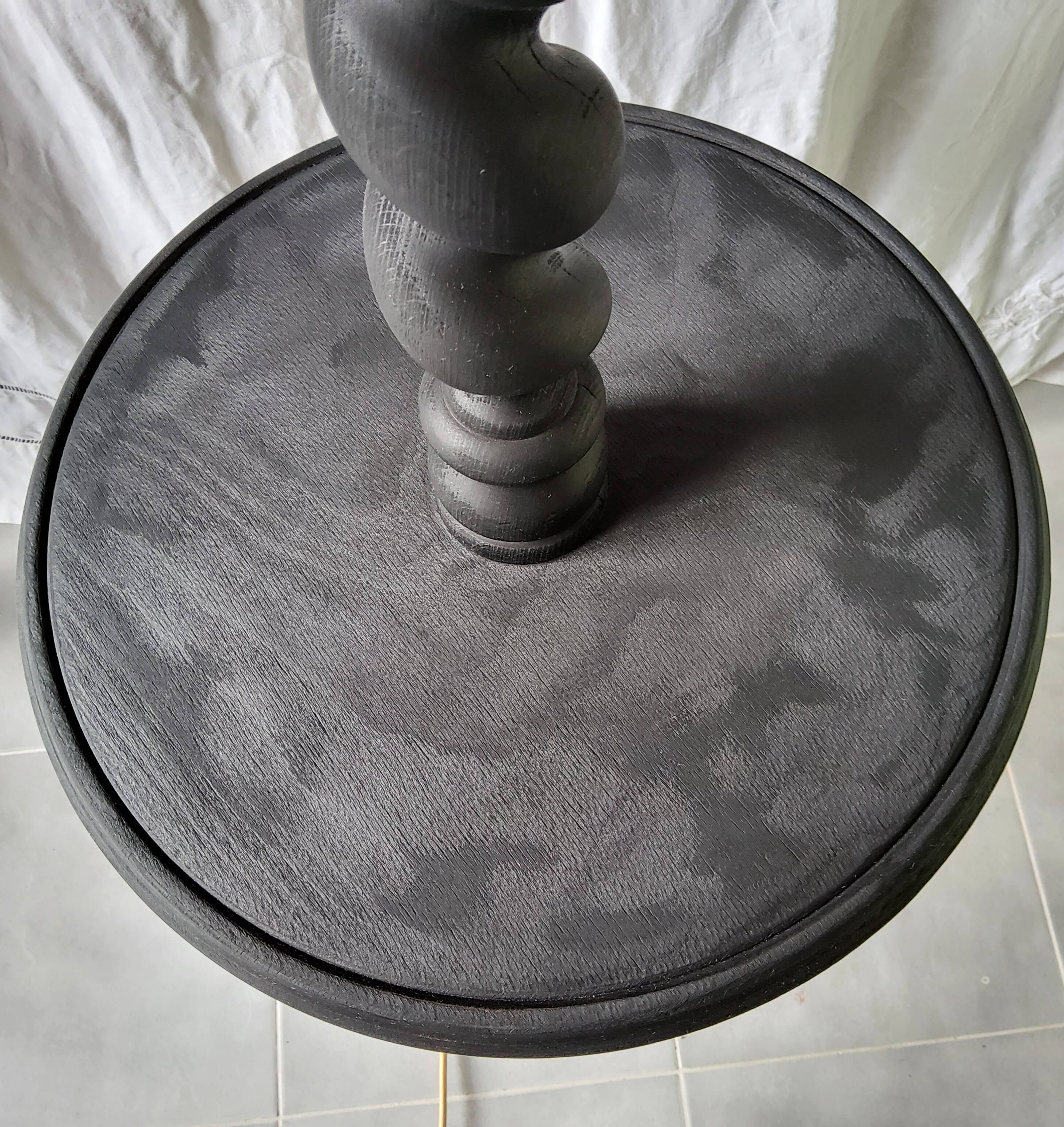 Lampadaire en bois brûlé