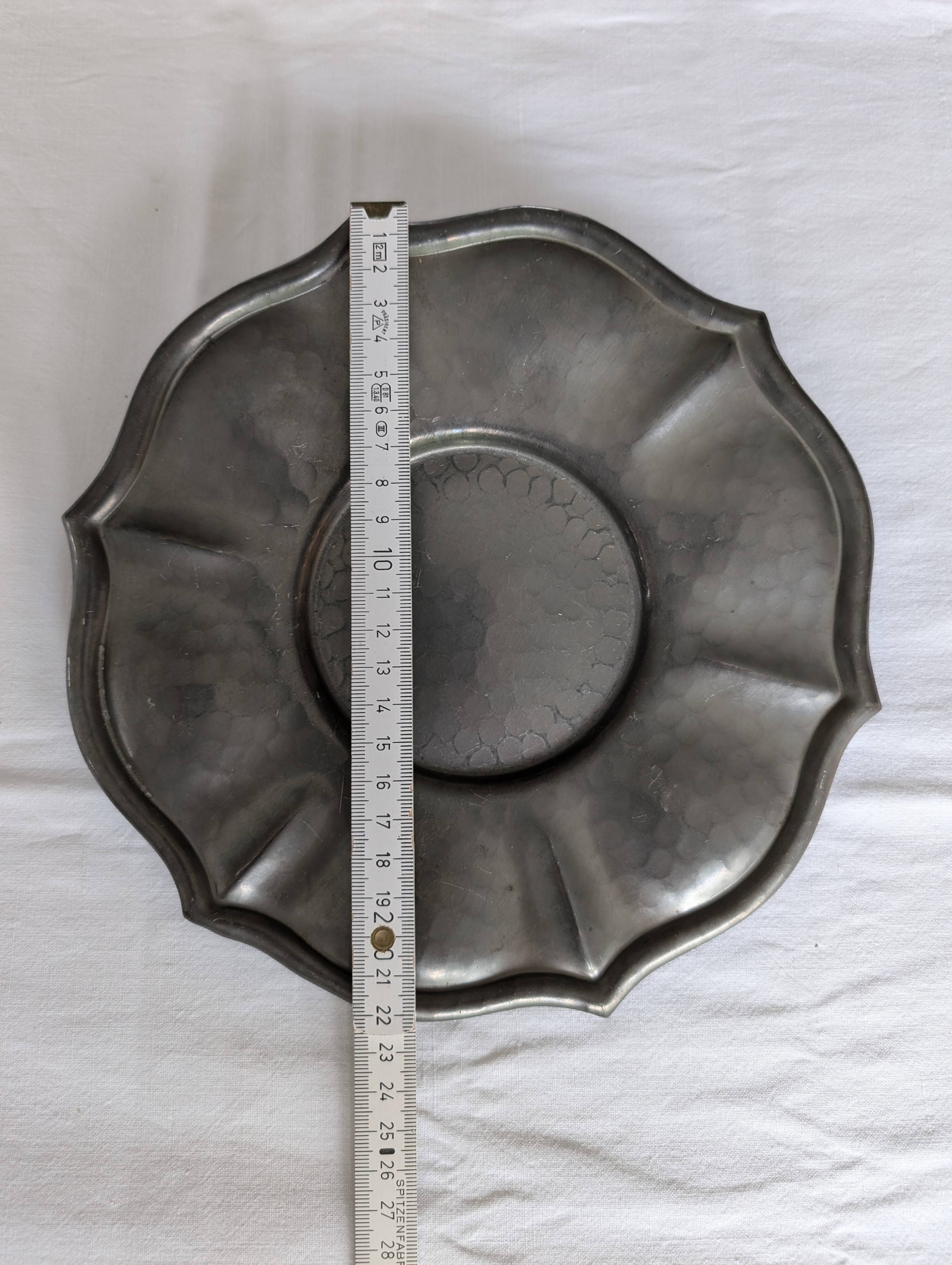 Assiette en étain façon corolle