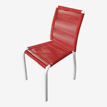 chaise enfant vintage en matel blanc (quelques eclats de peinture) a corde scoubidou rouge année 70