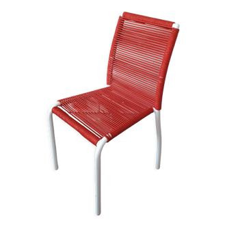 chaise enfant vintage en matel blanc (quelques eclats de peinture) a corde scoubidou rouge année 70