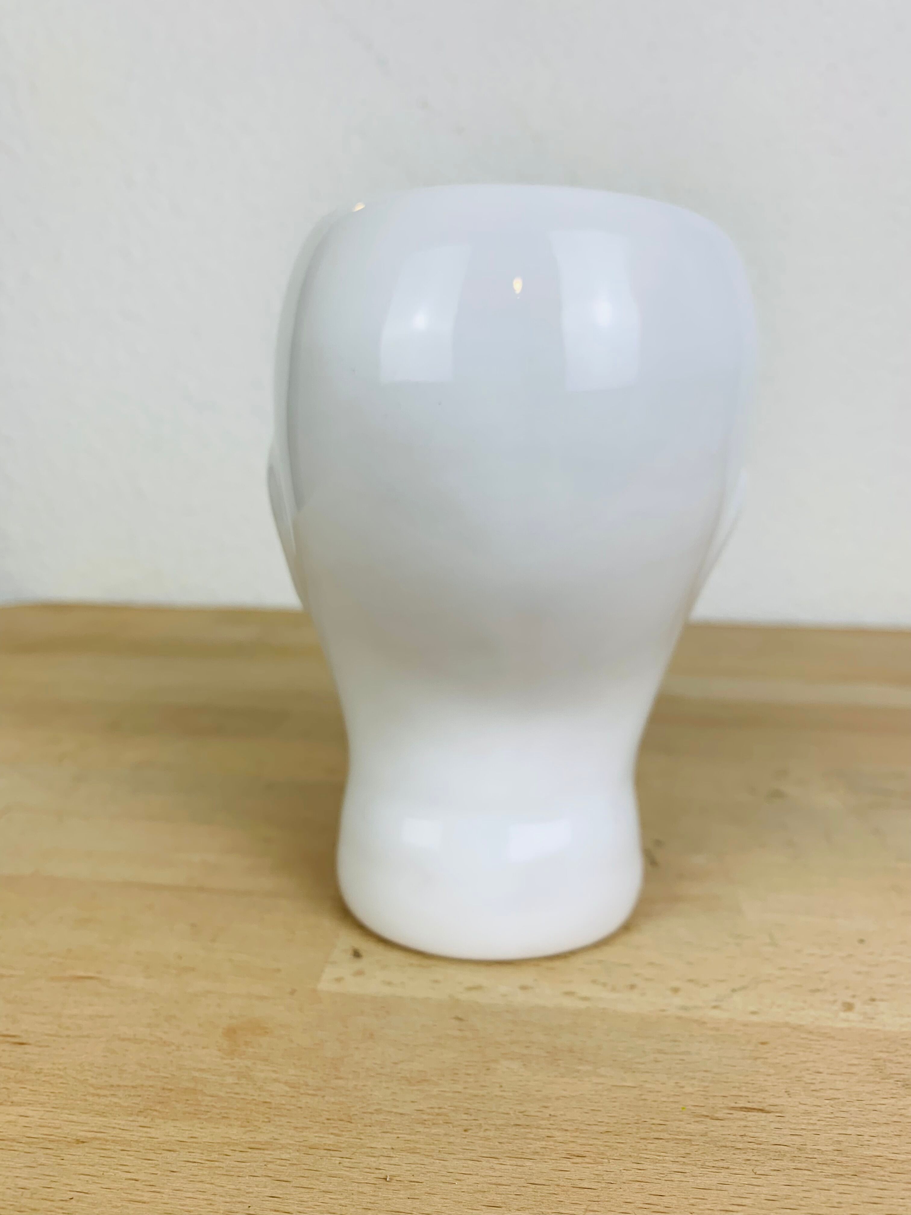 Vase or pot cover head in white ceramic