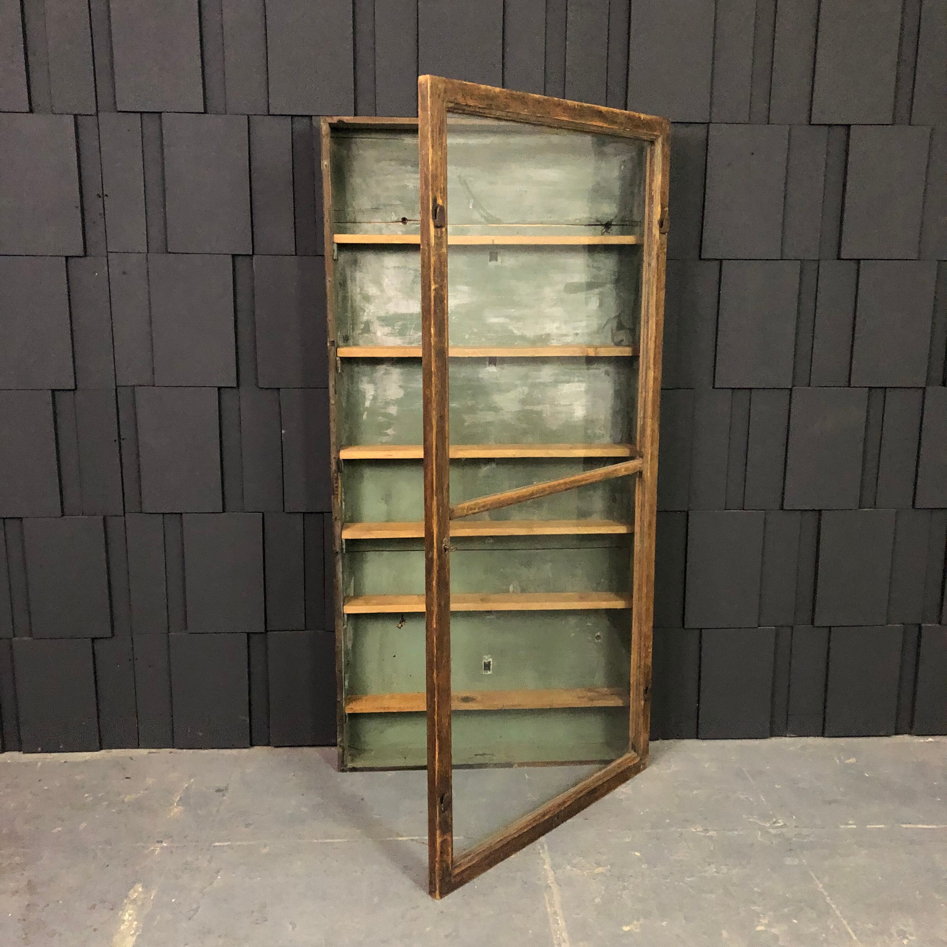 Ancienne vitrine de commerce en bois