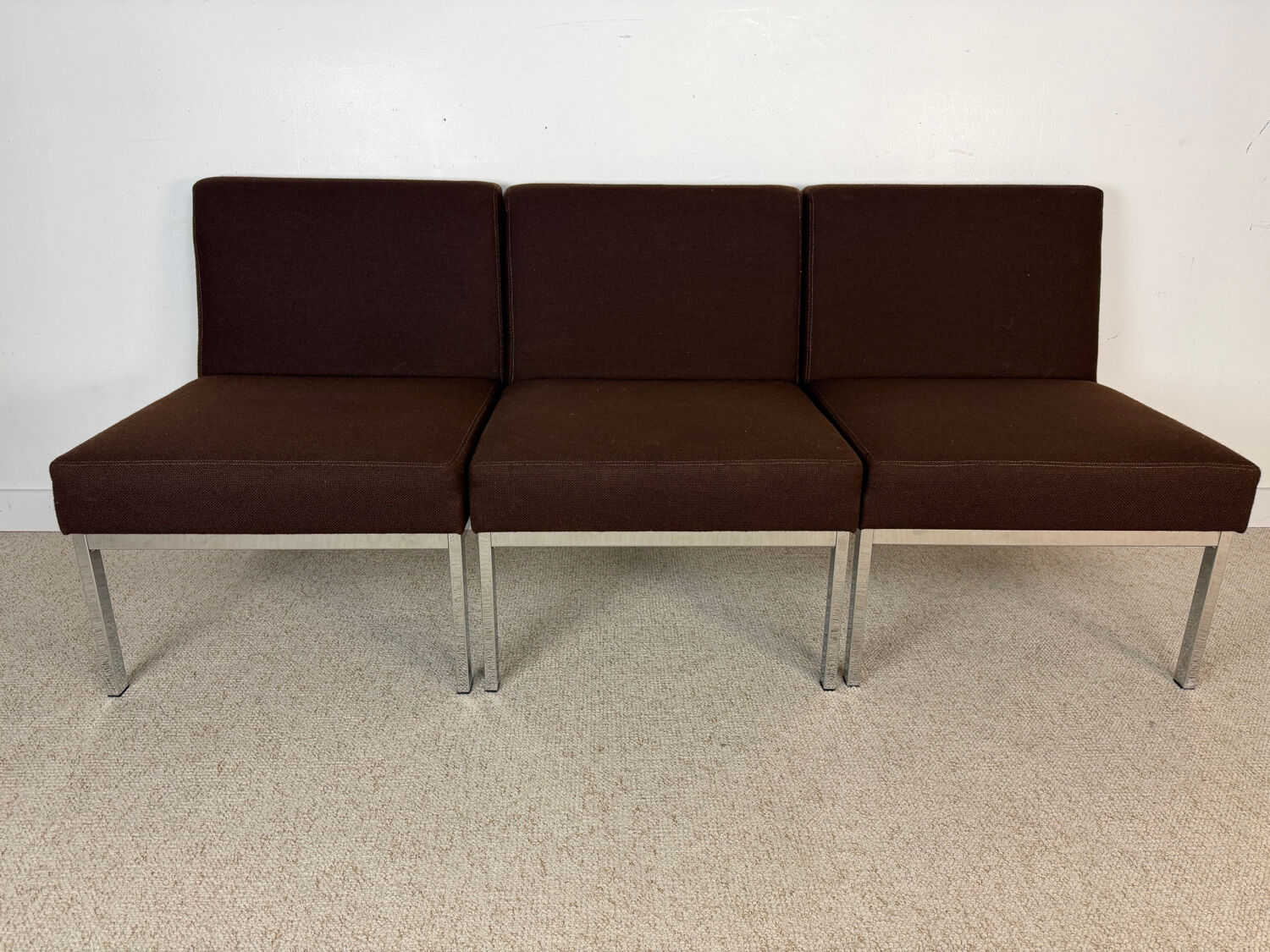 3 chauffeuses vintage – tissu brun & piètement chromé