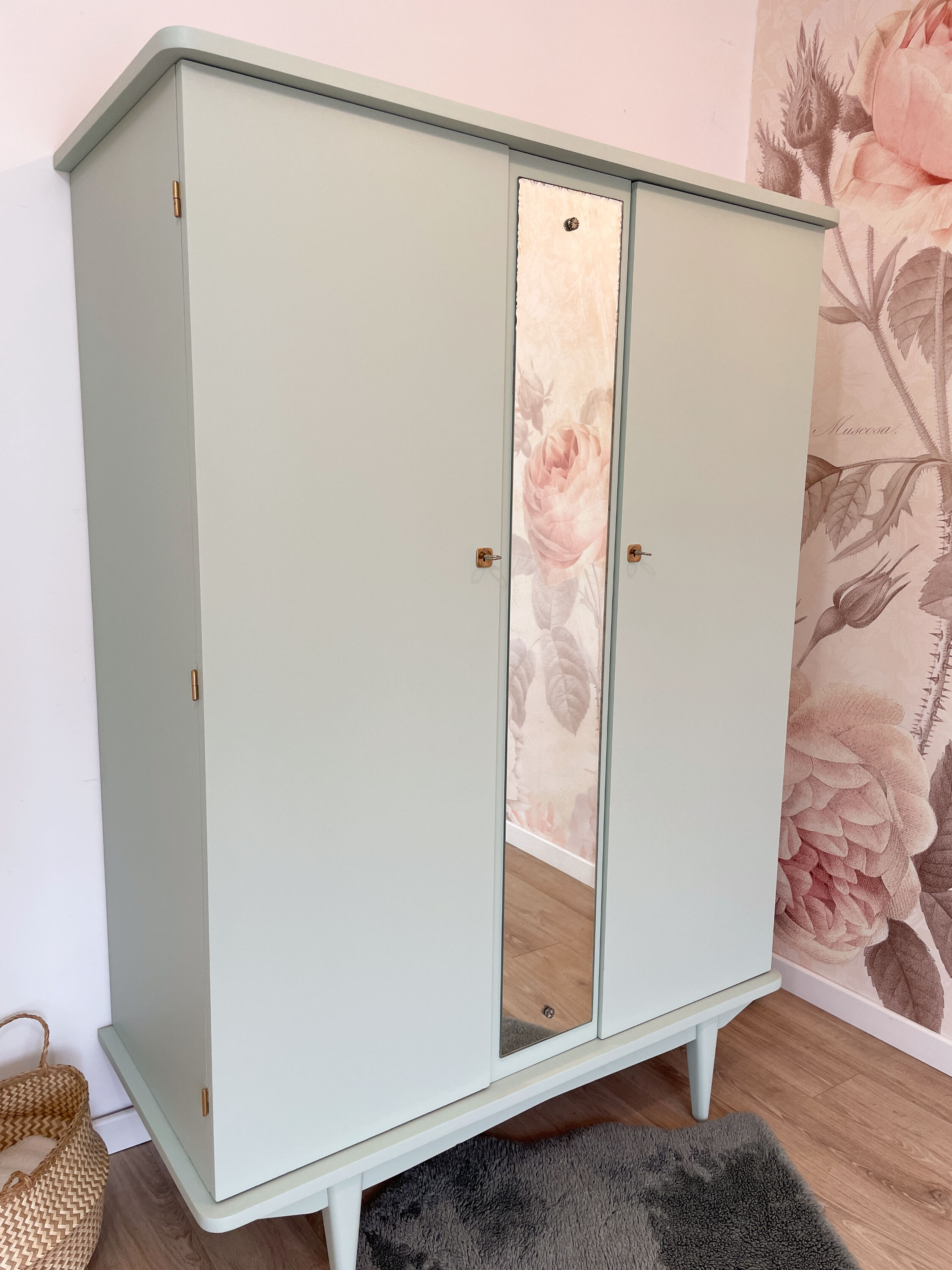 Armoire des années 70 revisitée - Vert pastel