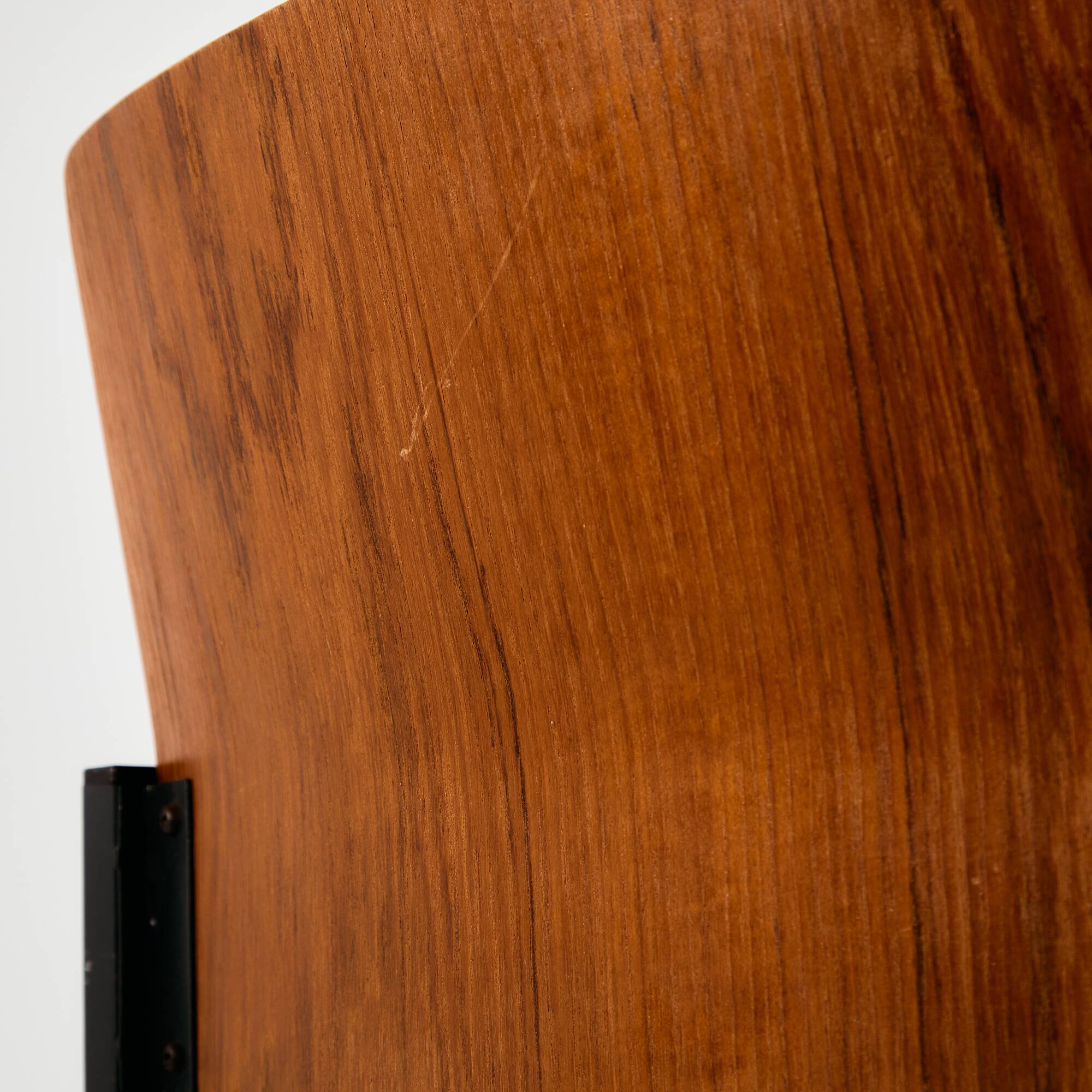 Chaise en teck sur base en métal