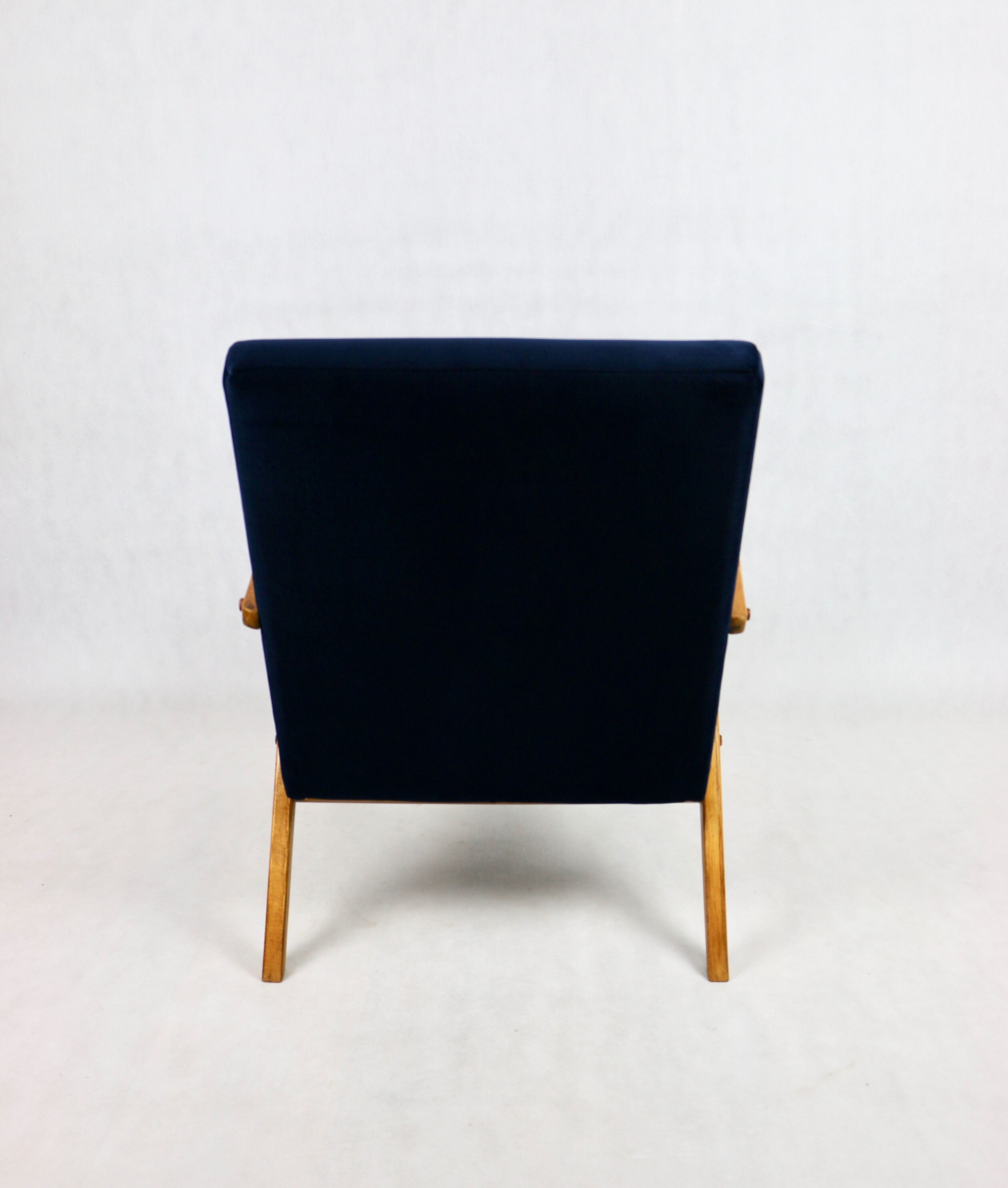 Fauteuil vintage en velours bleu marine Var, années 1970
