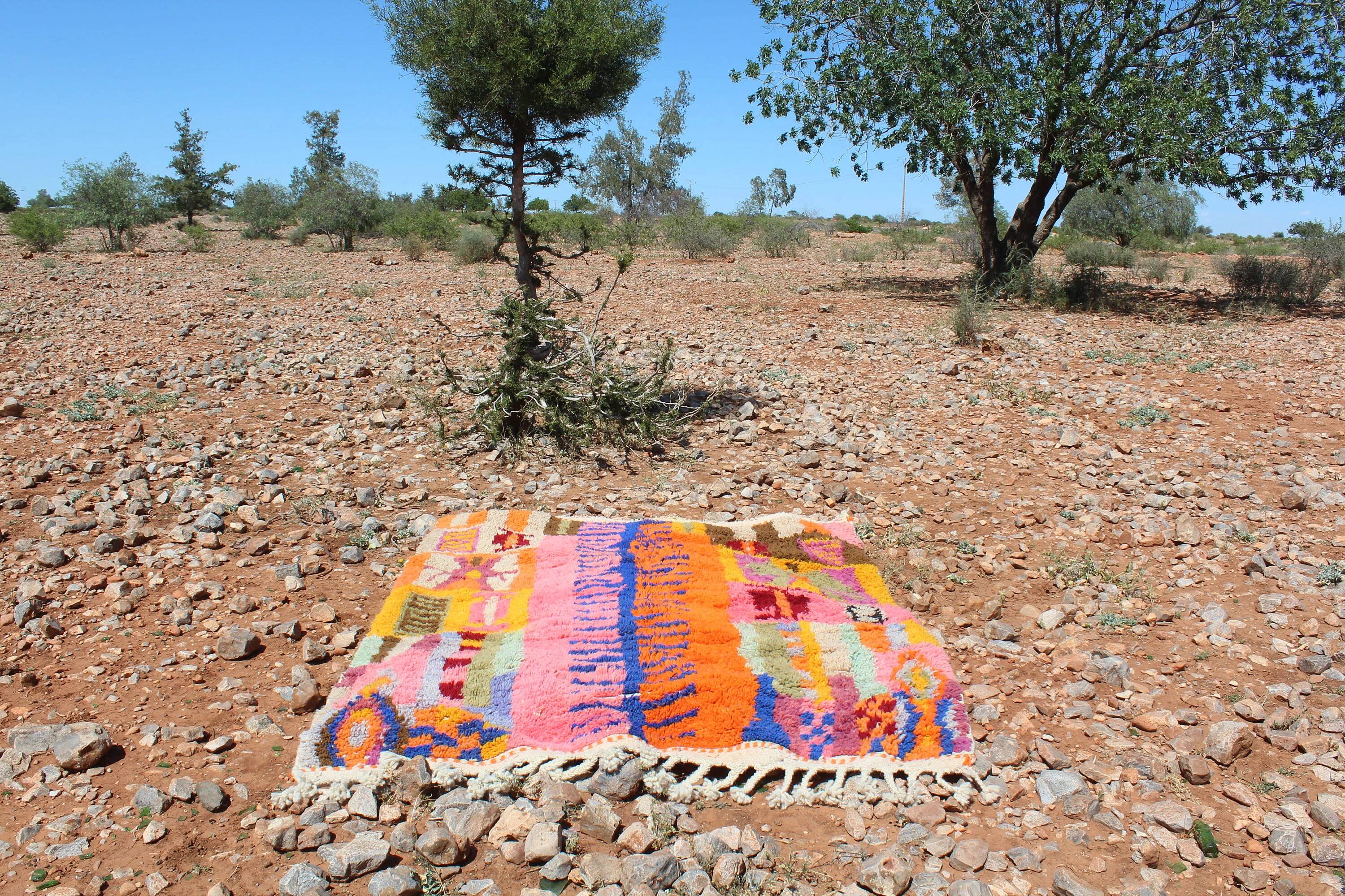 Superb Moroccan wool rug, handmade, dimensions 250x150 cm.