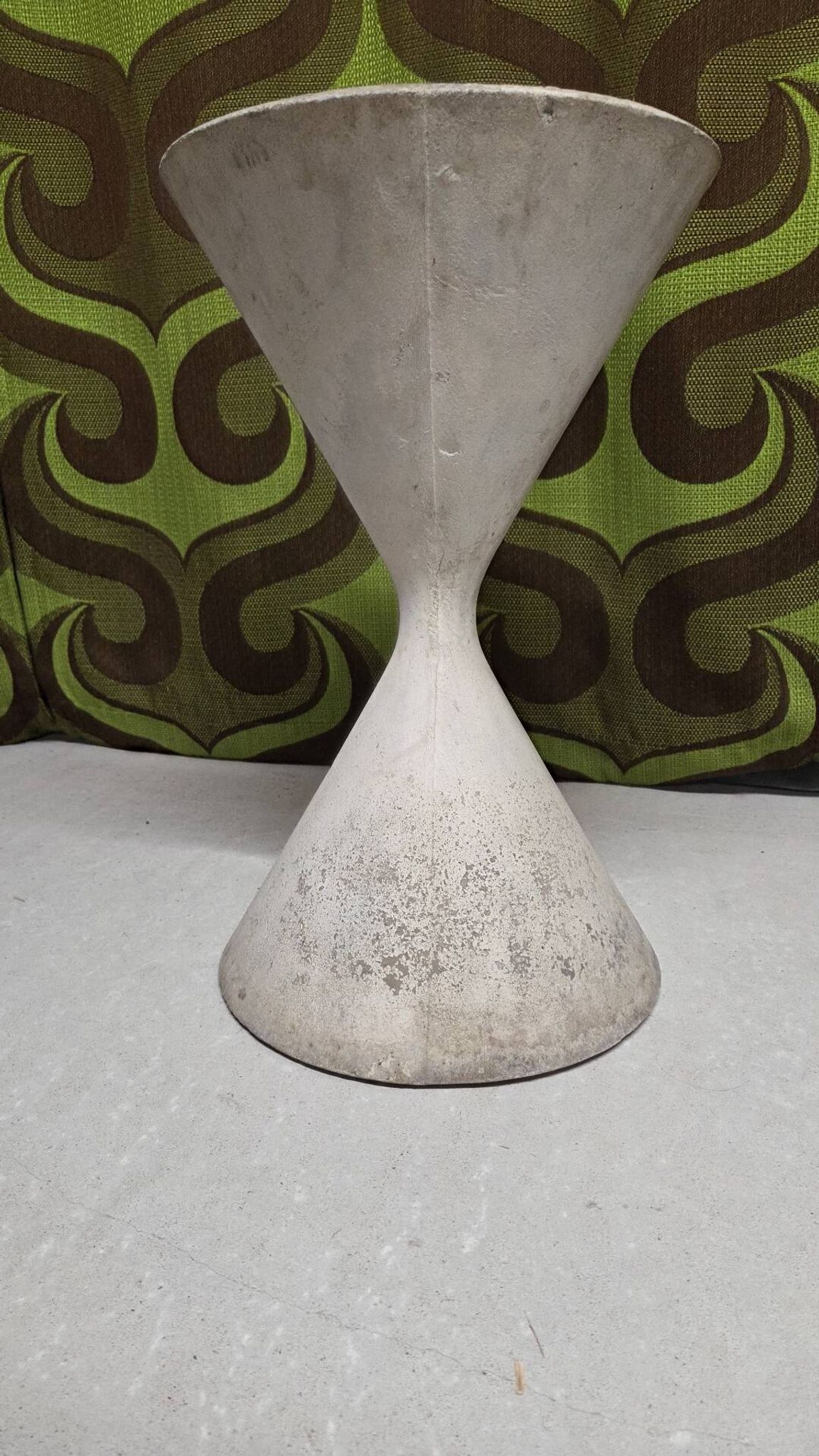"Diabolo" planter in fibreglass by Willy Guhl for Eternit 1950