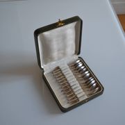 12 Cuillères à moka métal argenté manche à la russe + boite