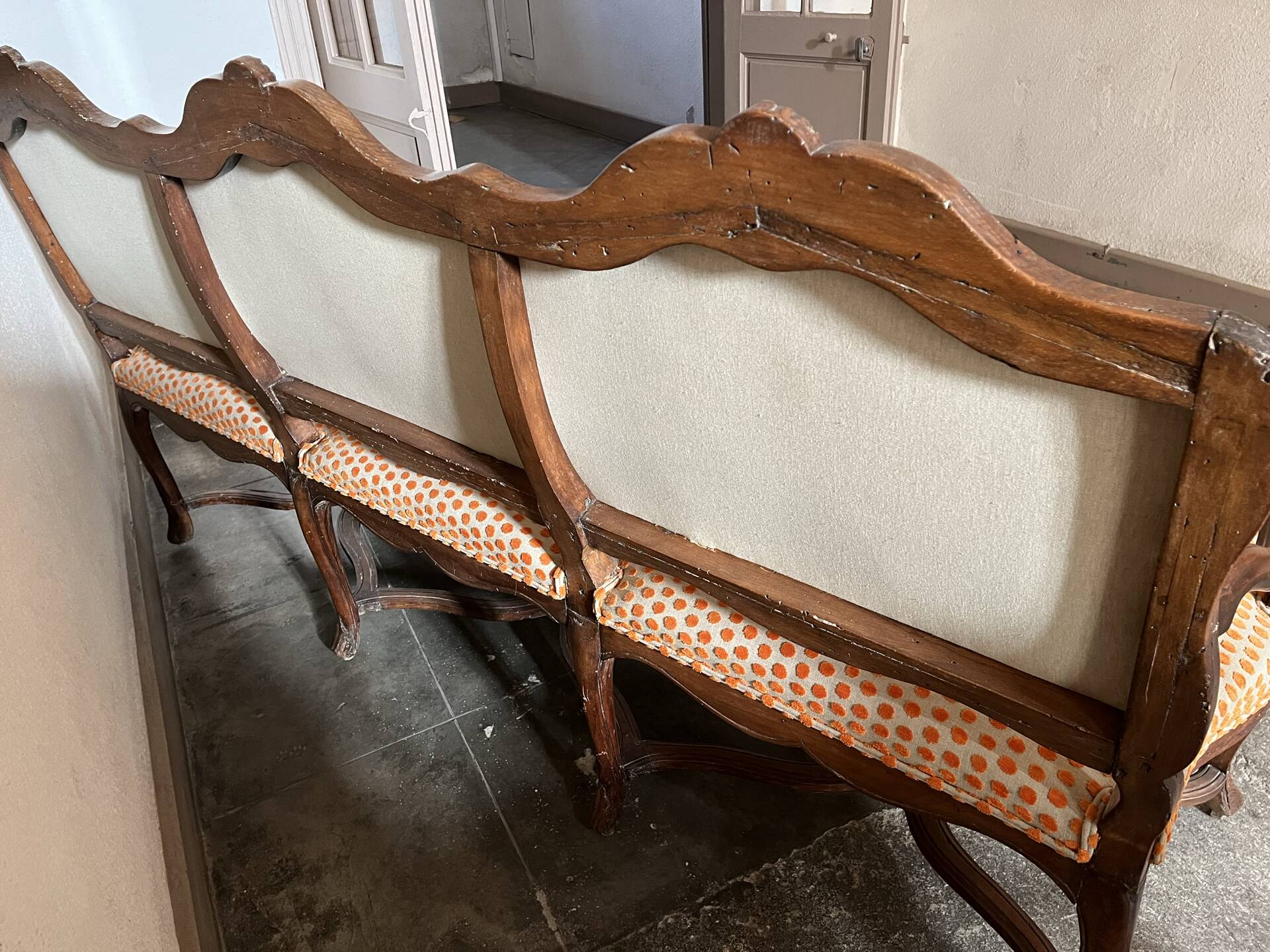 Louis XV style canapé from the late 19th century with a stretcher.