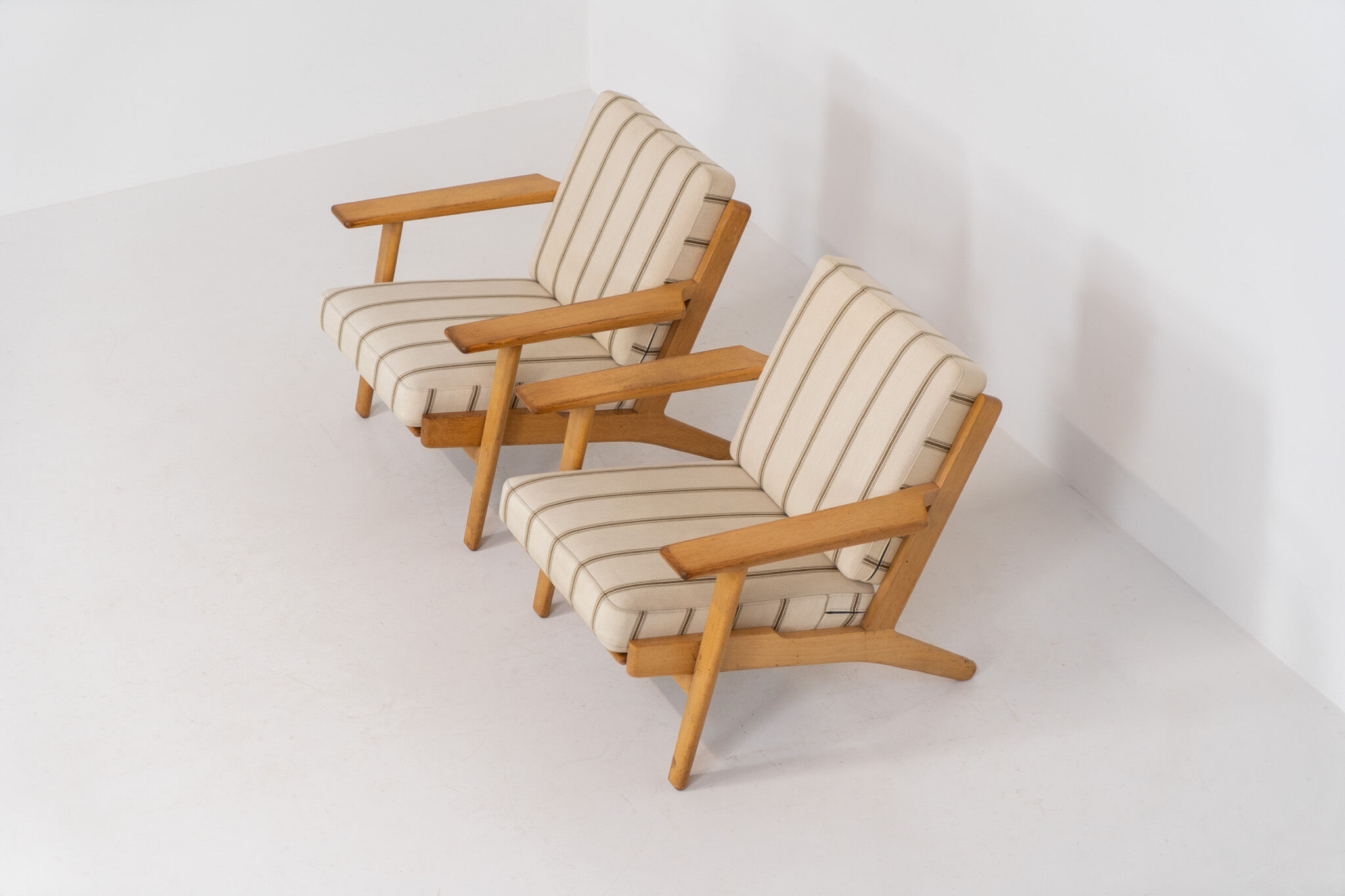 Pair of first-generation GE-290 lounge chairs designed by Hans J. Wegner.