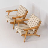 Pair of first-generation GE-290 lounge chairs designed by Hans J. Wegner.