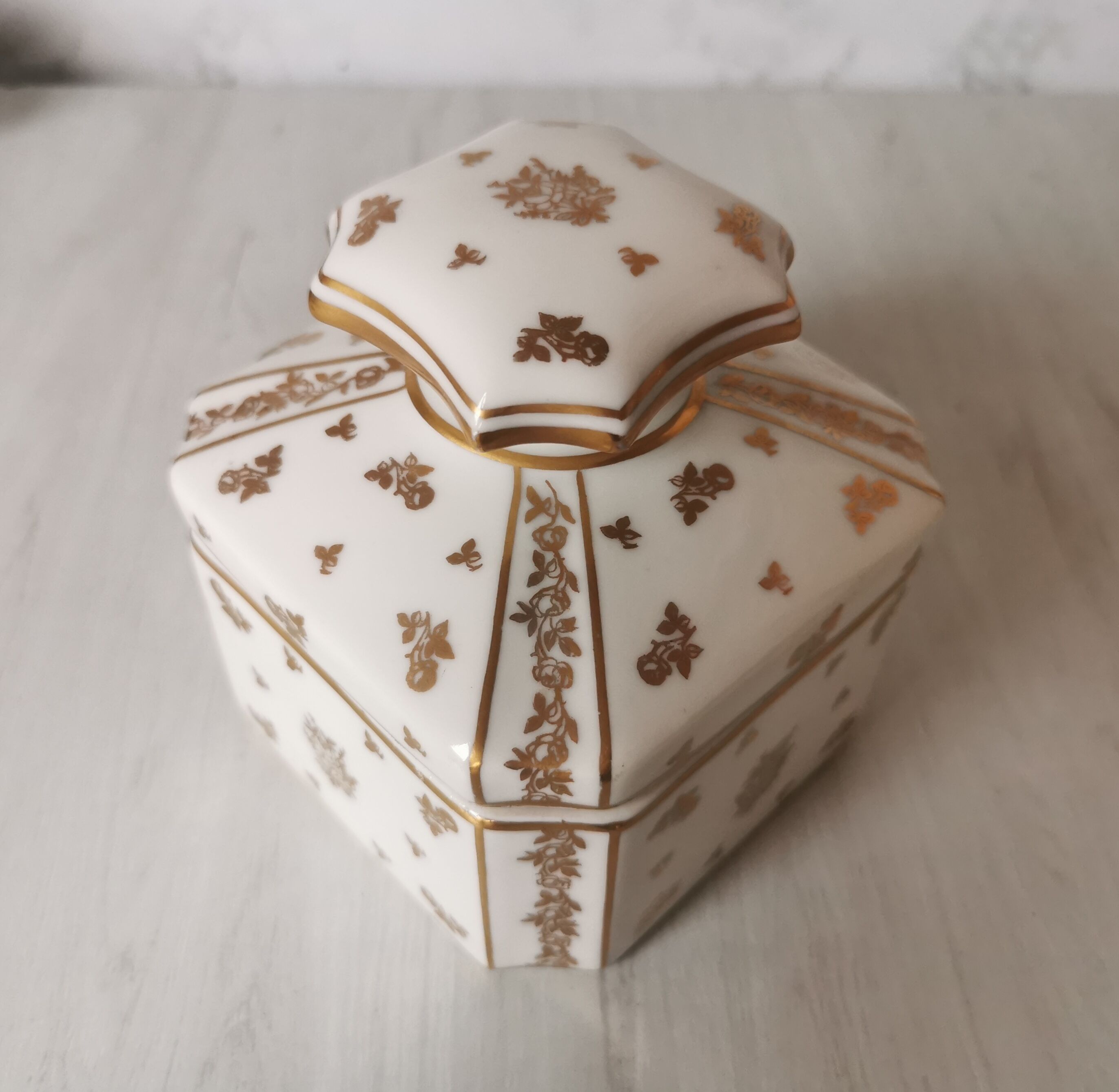 Porcelain bonbonnièree de Limoges