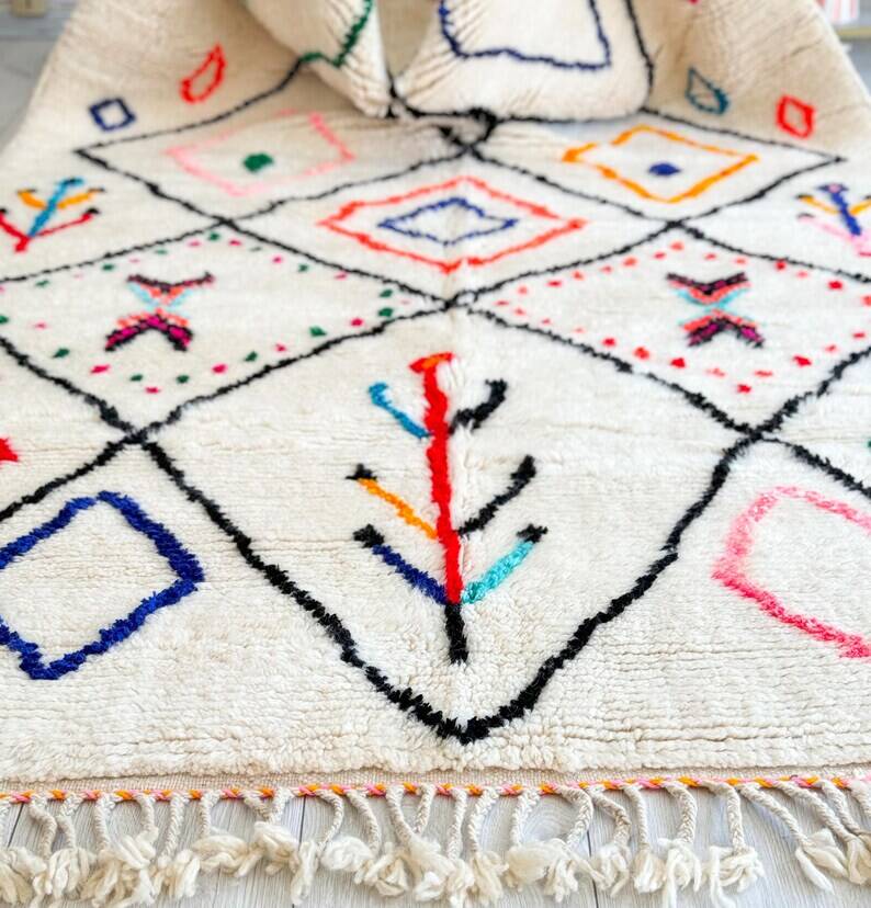 Off-white Moroccan rug with geometric patterns, 250cm x 150cm