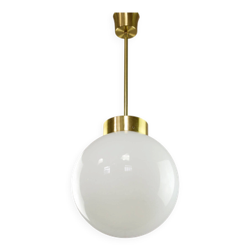 Suspension globe en opaline et laiton italien du milieu du siècle.
