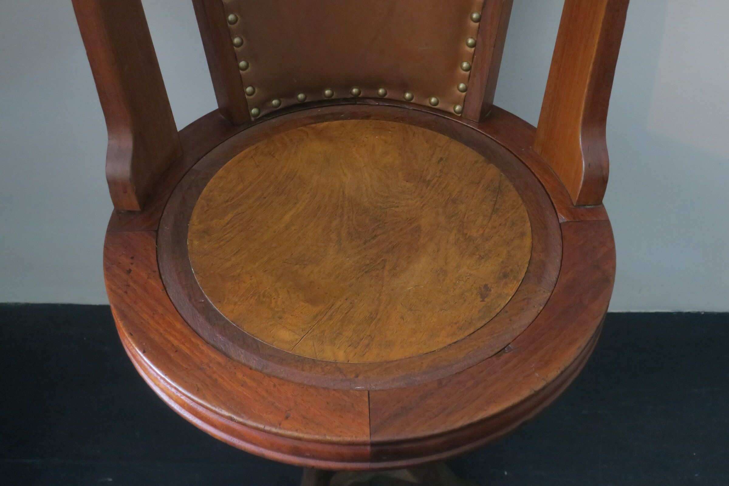 Chaise de bureau rotative nautique antique en teck, fer et cuir