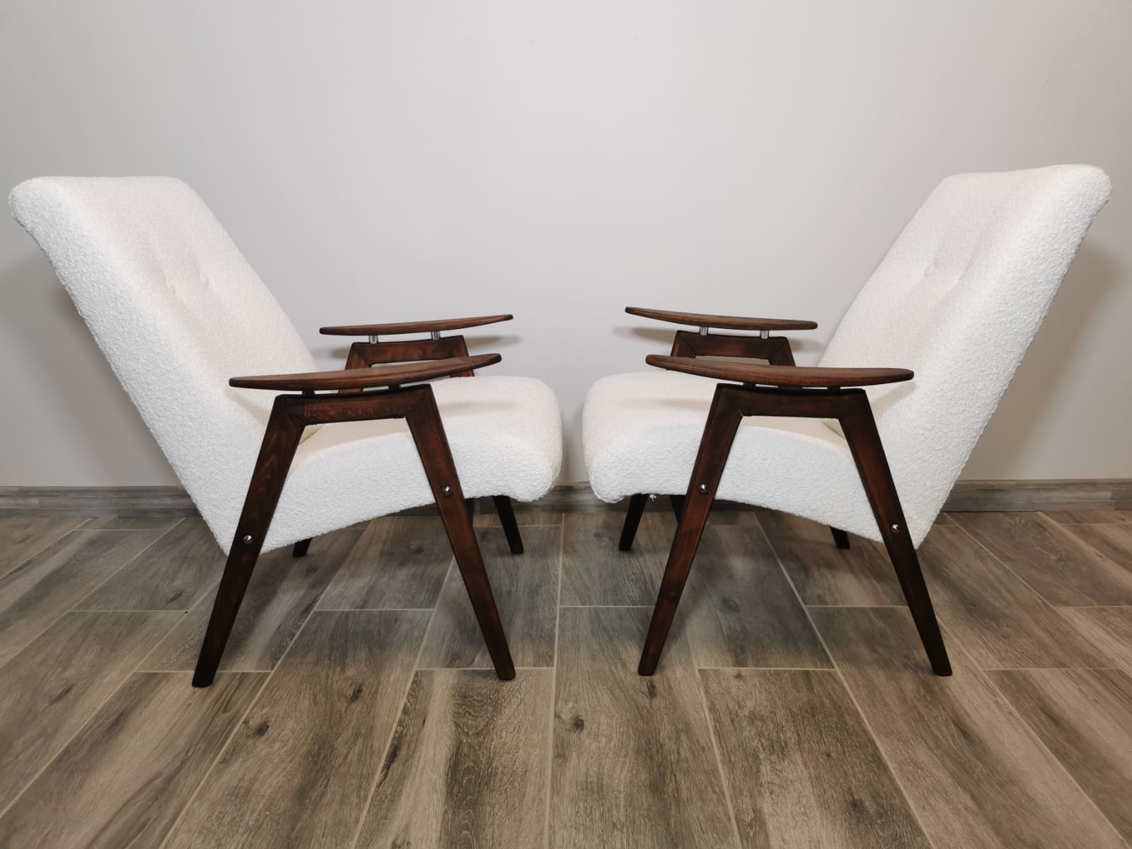 Paire de fauteuils par Jaroslav Smidek restaurés