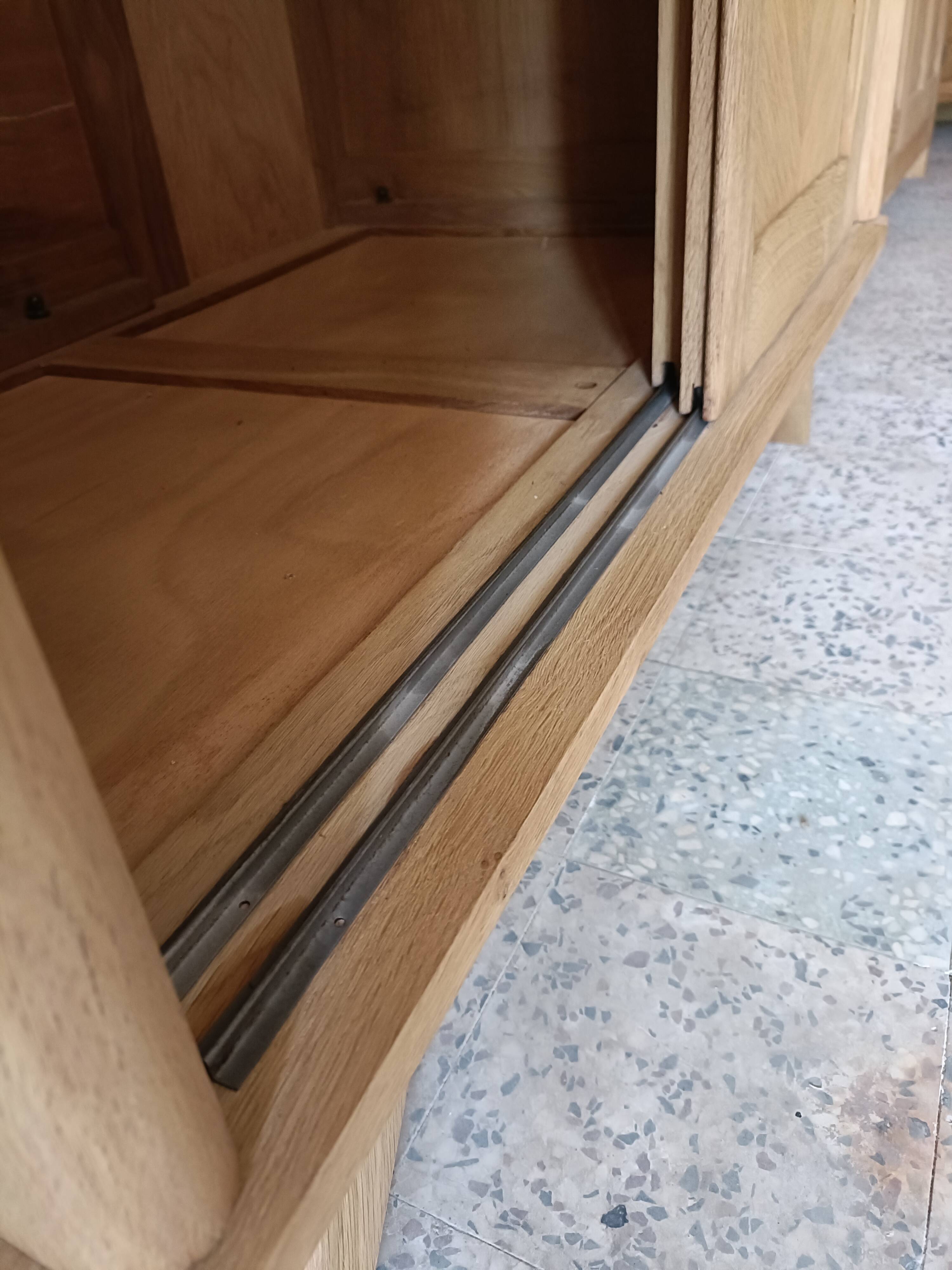 Wardrobe/sliding doors and tapered legs