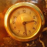 Table lamp with pendulum