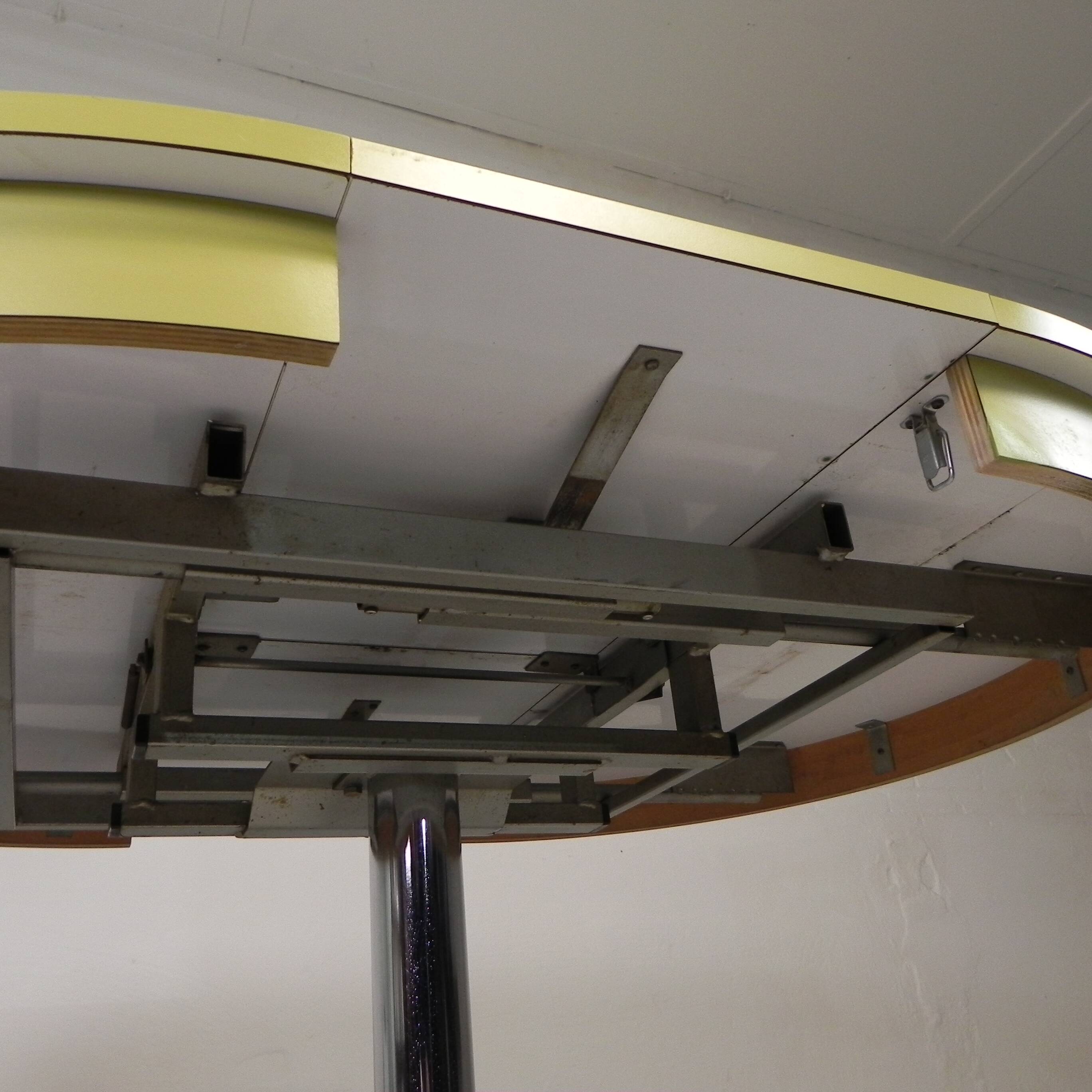 Vintage round dining table with a diameter of 100 cm, extendable to 135 cm, from the 1970s.