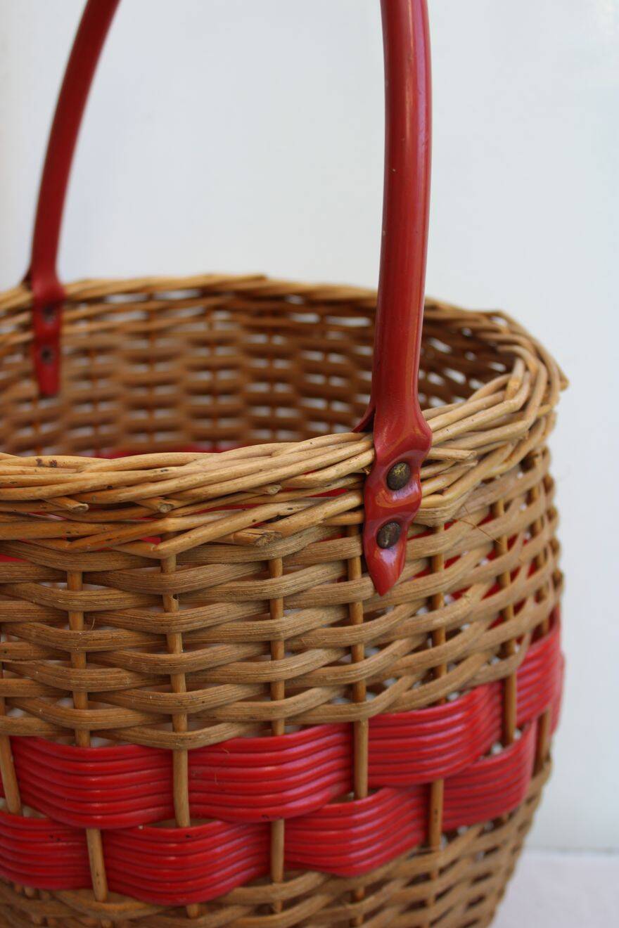 Wicker basket and scoubidou