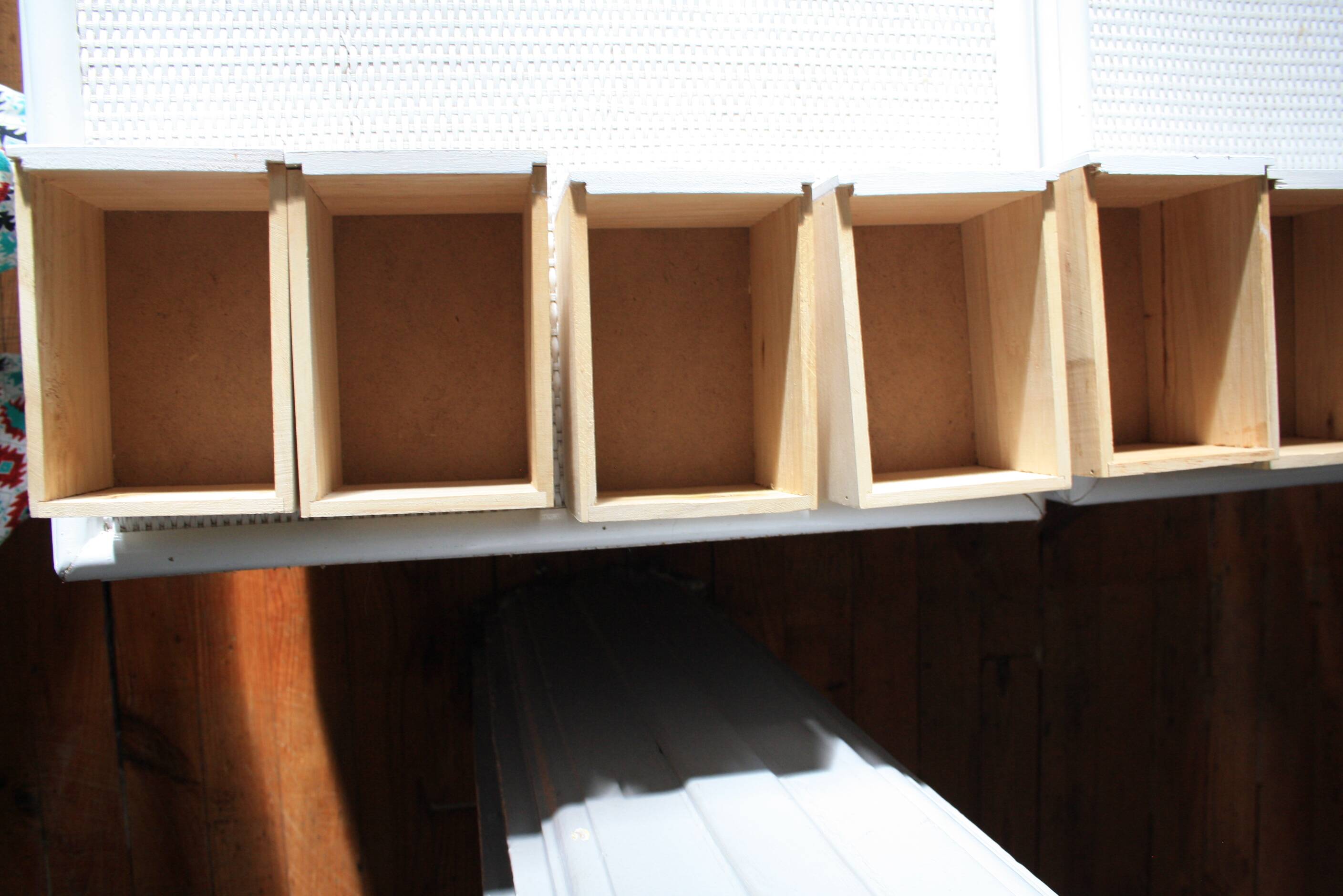 Small storage unit with drawers