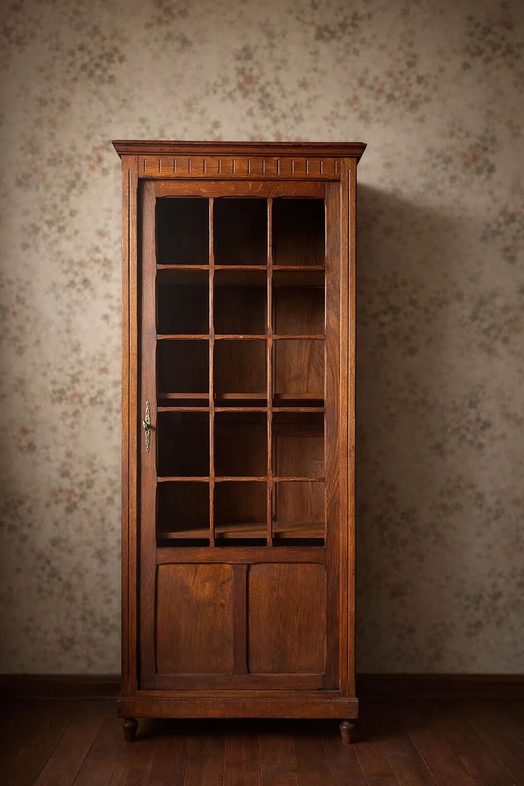 Small Parisian glass-fronted cabinet in oak from the late 19th century – a timeless ally for small spaces.