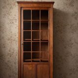 Small Parisian glass-fronted cabinet in oak from the late 19th century – a timeless ally for small spaces.