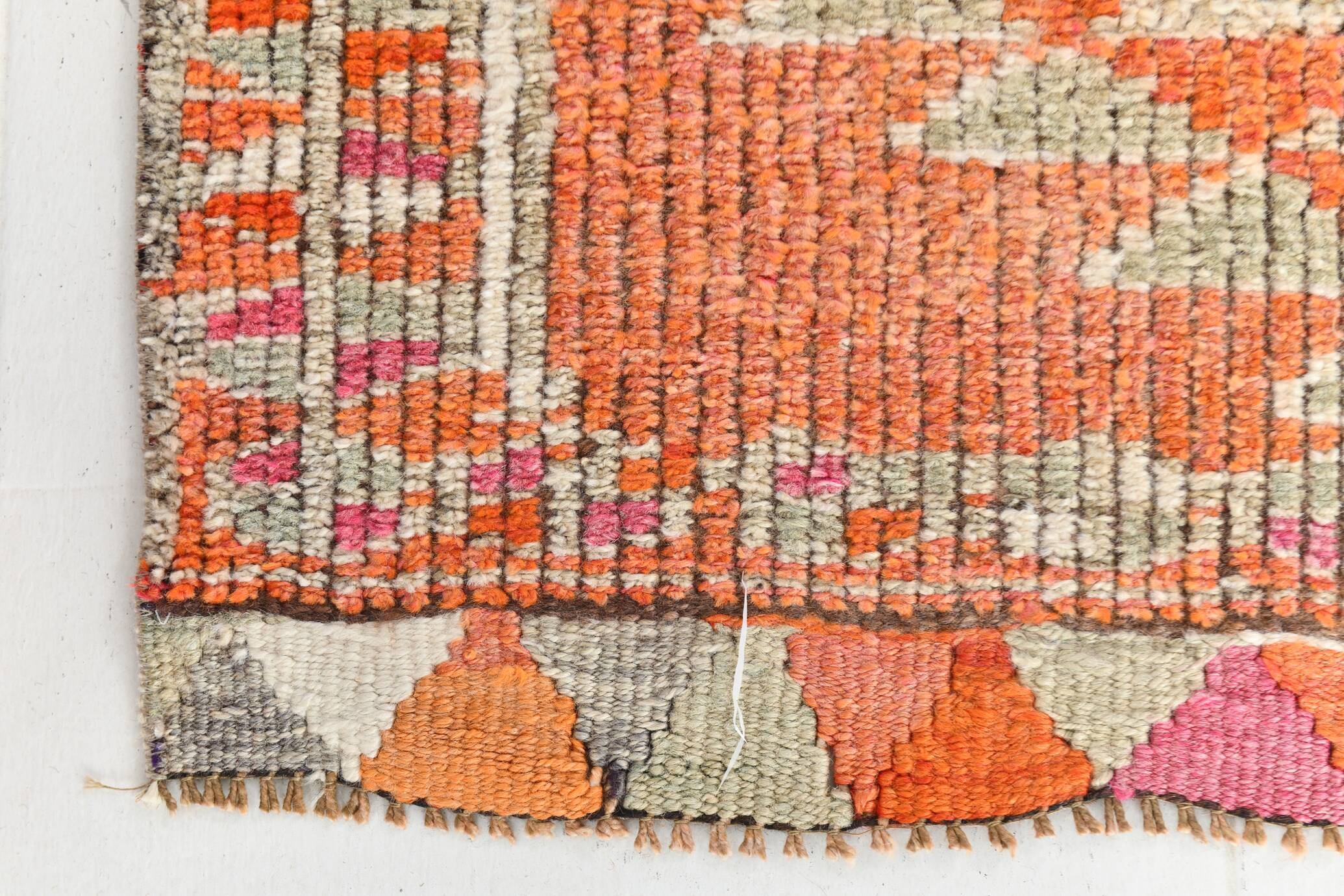 Tapis runner kilim vintage, style bohème, tons orange, rose et lilas pastel