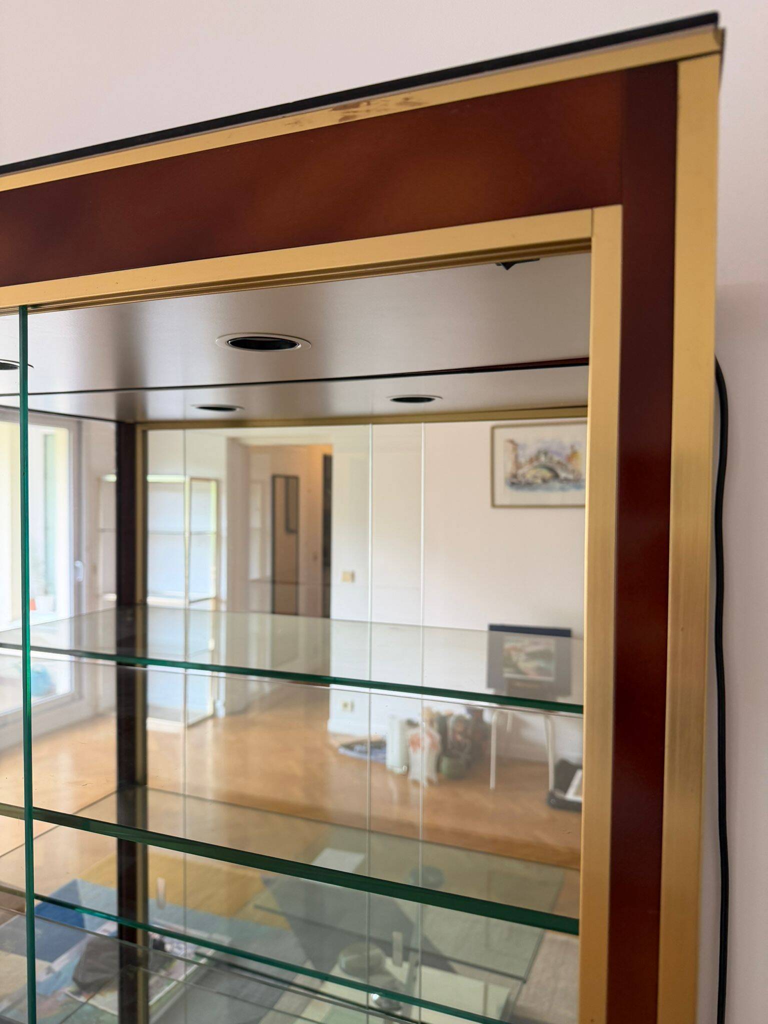 Vitrine de présentation en verre, laiton et bois de style Hollywood Regency
