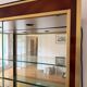 Vitrine de présentation en verre, laiton et bois de style Hollywood Regency