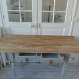 Table de ferme vintage piètement et ceinture réenchantés en vert de gris, plateau bois.