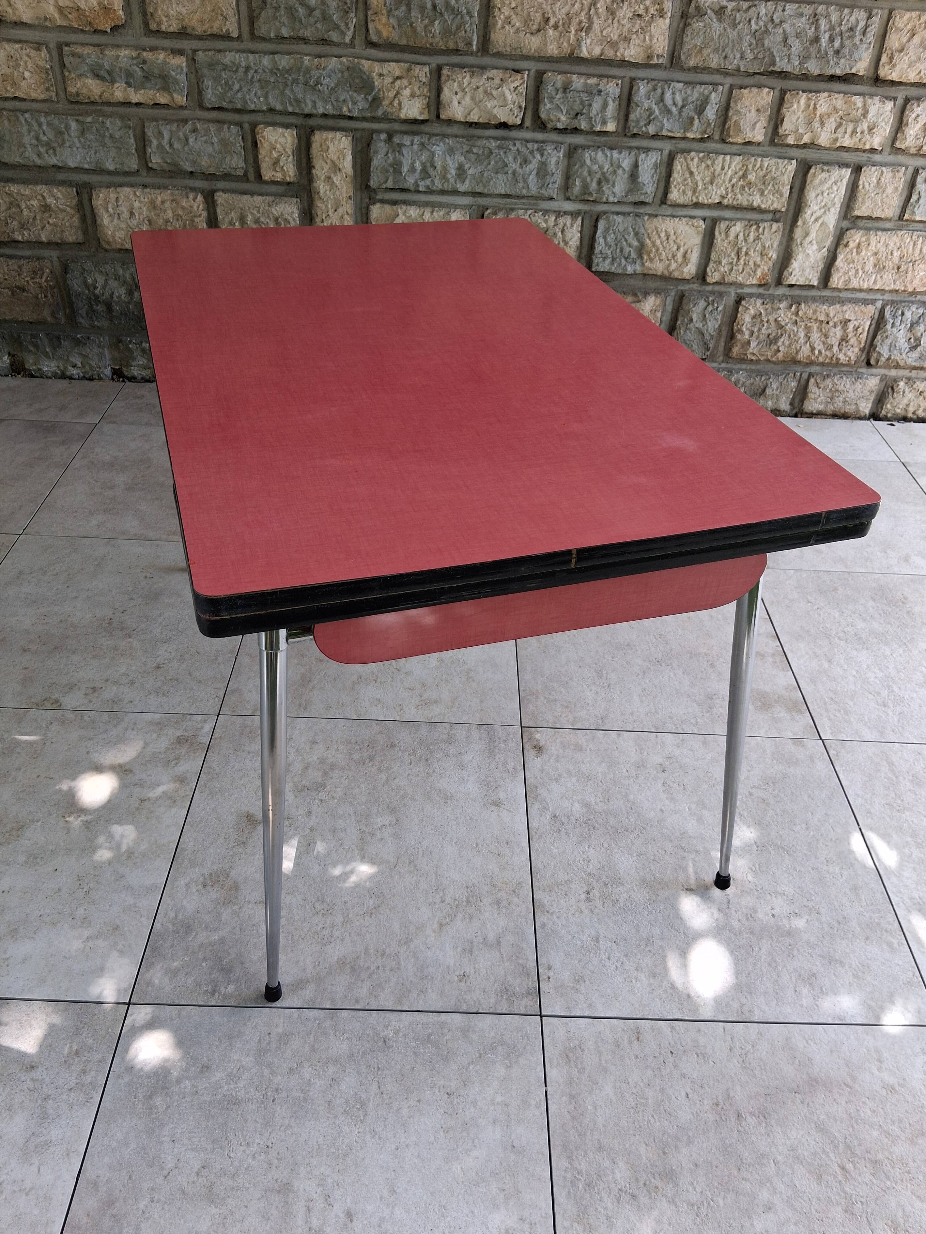 Table de cuisine vintage en formica framboise – 2 tiroirs & 2 rallonges – a