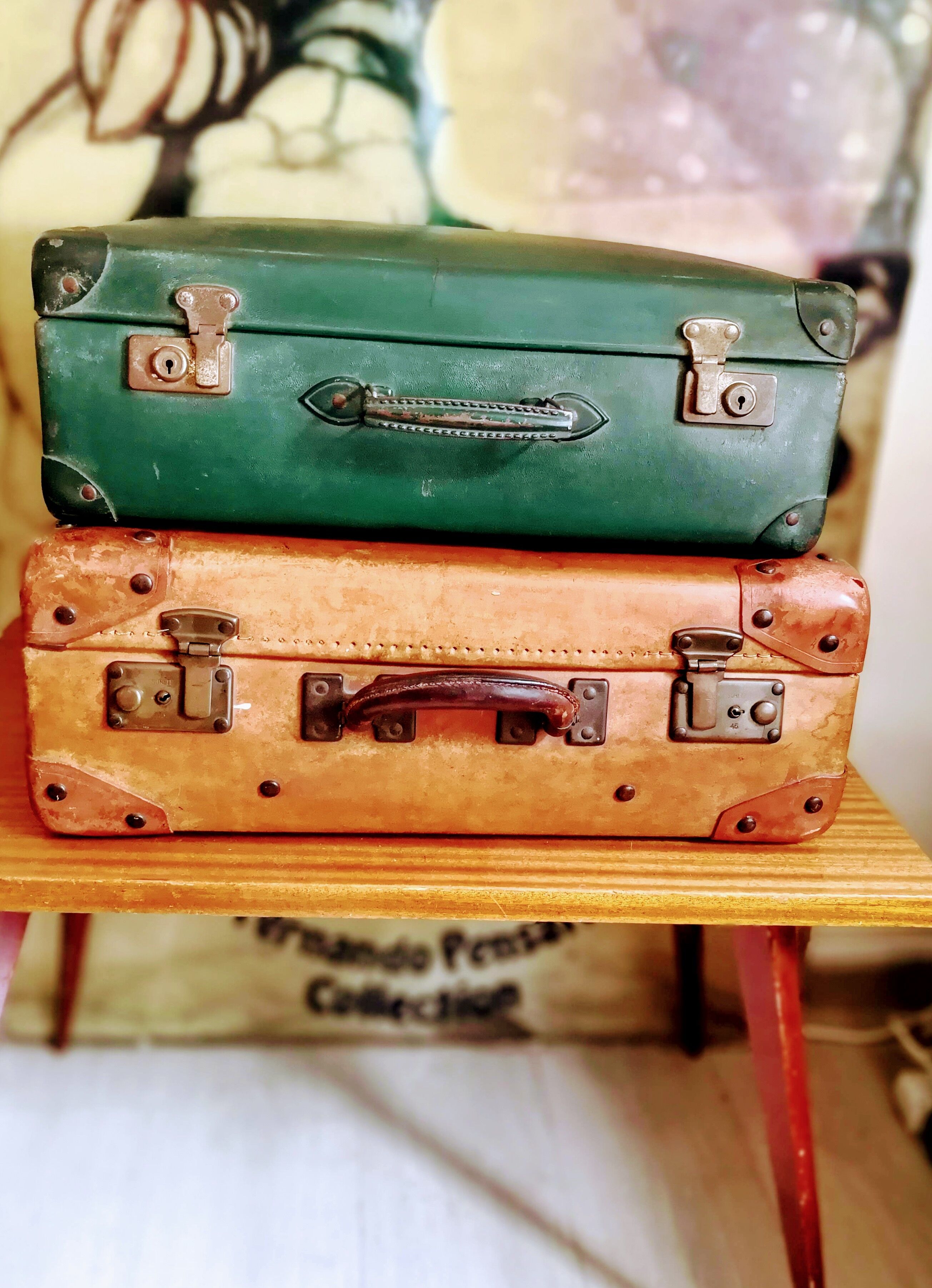 Green suitcase in vulcanized fibre