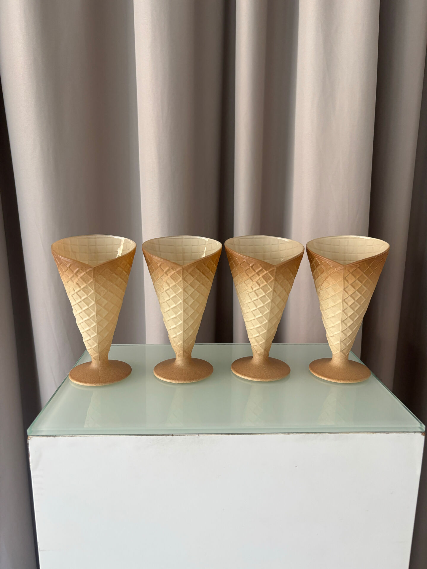 Ensemble de 4 coupes à dessert en forme de cornet de glace italienne, vers 1980.