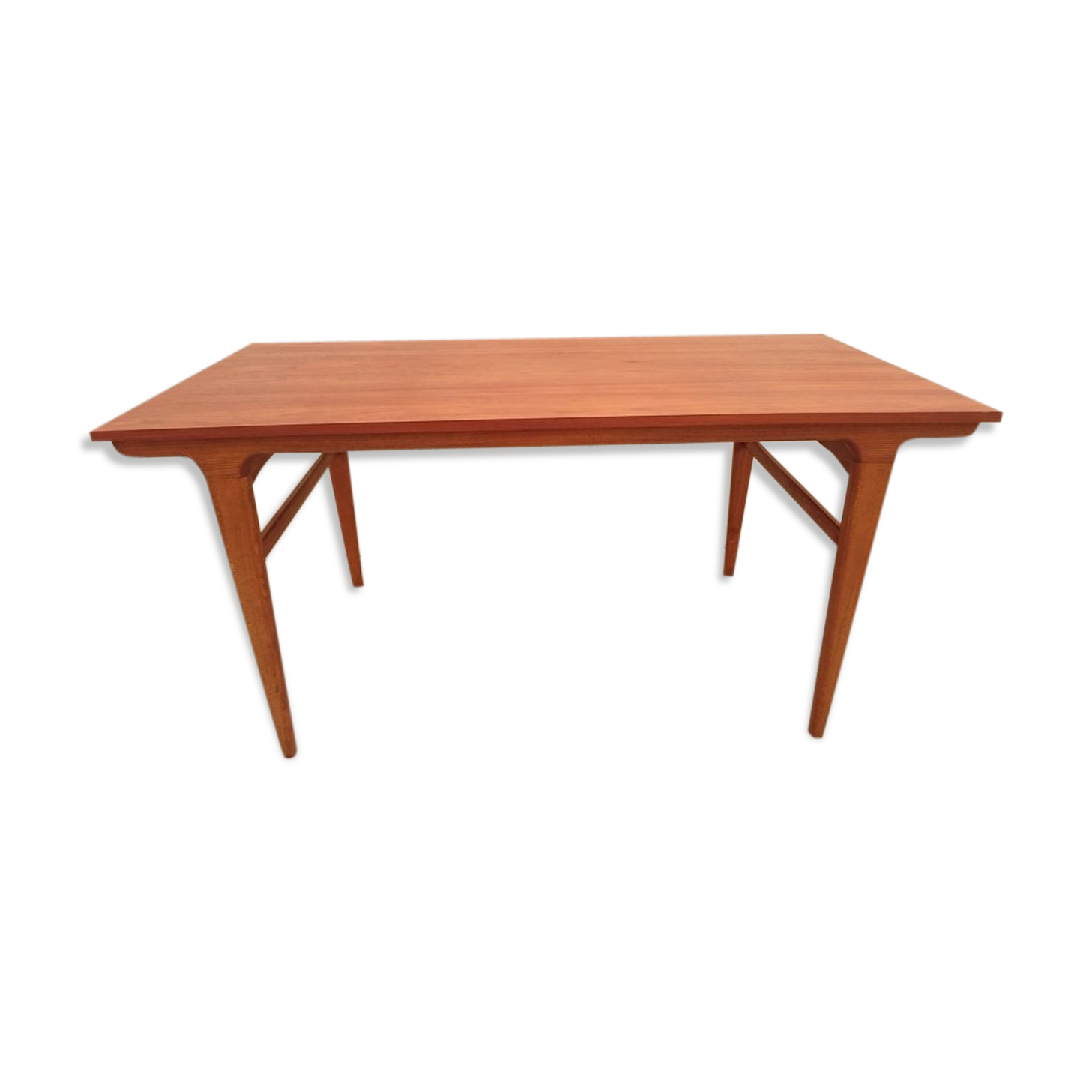 Scandinavian style table with extensions