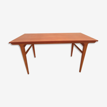 Scandinavian style table with extensions