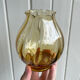 Vase en verre d’art de couleur ambre avec nervures, de collection soufflé à la main des années 1970, fabriqué en Pologne