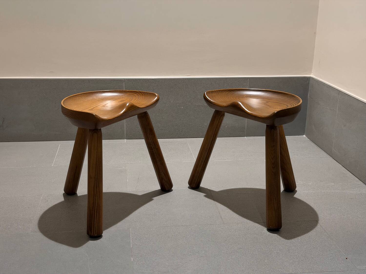 Tabourets tripodes Loul Selounet 1950