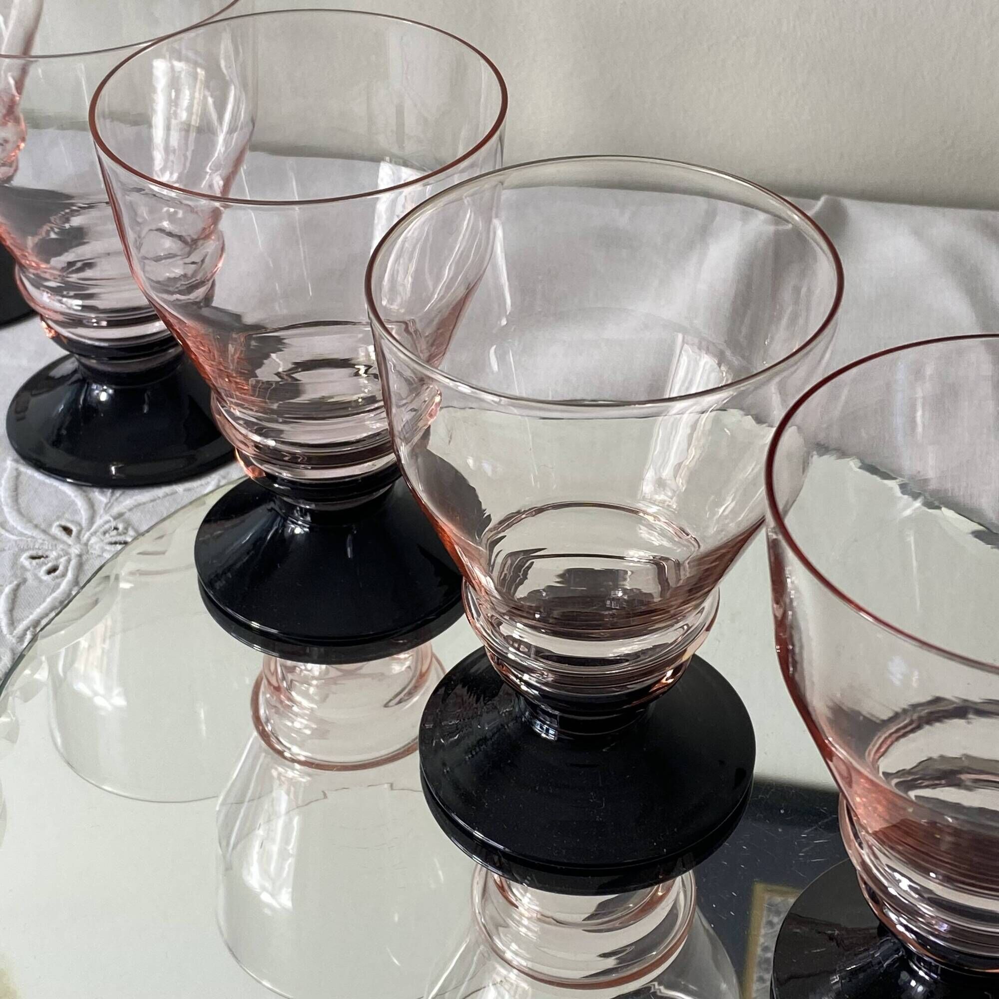 6 large Art Deco pink wine or water glasses with black stems, 17 cl.